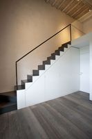 Nouvelle conception d'escalier avec des armoires de rangement cachées en dessous