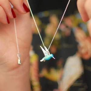 Set di collana e orecchini con colibrì sfumato blu per donna, graziosi gioielli alla moda a forma di animale - Product Image 2