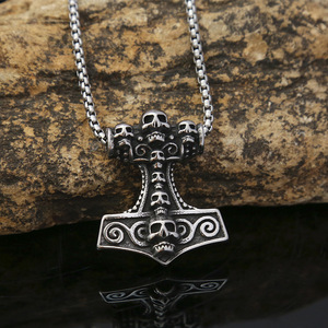 Yunnique – collier avec pendentif marteau en forme de crâne en acier inoxydable pour hommes, chaîne de couleur acier, bijoux à la mode - Product Image 1