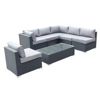 Ensemble table et canapé en rotin tressé avec structure en aluminium de style moderne, finition thermolaquée, pour hôtels et cours.