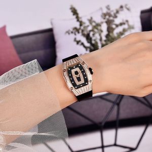 Reloj PAGANI DESIGN para Mujer, Modelo Tonneau de 31.5mm con Esfera de Diamantes, Correa Roja, Analógico de Cuarzo PD-YS013 - Product Image 5