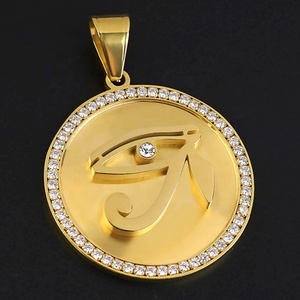 Vente en gros de bijoux : Pendentif Collier Œil d'Horus, plaqué or PVD 18K, bijoux ronds, pendentifs pièces de monnaie pour hommes, style Hip Hop - Product Image 3
