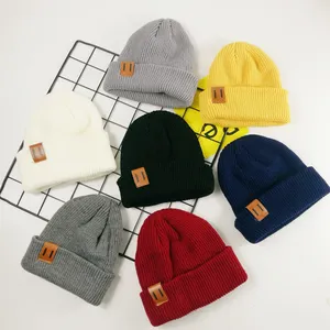 Mens Tùy Chỉnh Mùa Đông Fluffy Beanie Da Vá Mờ Beanie Mũ Bán Buôn Đồng Bằng Dệt Kim Cap Beanie