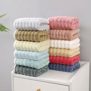 Ensemble de serviettes de bain et de toilette en polaire corail de couleur unie pour adultes, séchage rapide, fait main, avec logo personnalisable - Product Image 4