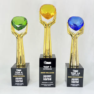 क्रिस्टल ब्लू ग्रीन हार्ट डायमंड ट्रॉफी के लिए गोल्ड होल्डिंग हैंड क्रिस्टल ट्रॉफी MH-J985 - Product Image 6