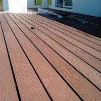 Revêtement de terrasse extérieur moderne en PVC à pose facile, aspect bois, co-extrusion WPC, revêtement de sol en teck avec techniques de brossage lisse pour jardins