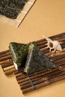 Nori séché et rôti coupé en demi-coupes pour Onigiri, 100 pièces, film protecteur facile à déchirer, sachet refermable, pour boulettes de riz triangulaires, durée de conservation 360 jours