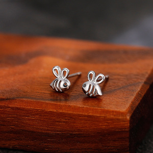 Orecchini a Perno Minimalisti a Forma di Ape per Donne, Gioielli per Orecchie con Animali Carini alla Moda - Product Image 5