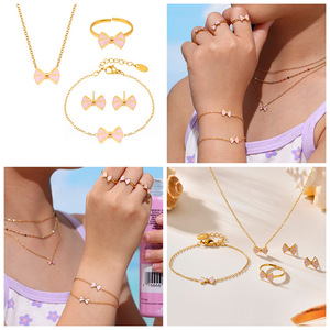 Parure de bijoux pour enfants en émail rose avec nœud : collier, bracelet, bague, boucles d'oreilles – en titane plaqué or 18 carats sous vide pour mariage et fête - Product Image 6