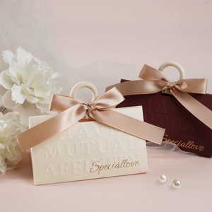 שקית נייר עם לוגו מותאם אישית, קופסת מתנה יוקרתית לחתונה עם קישוט סרט, שקית מתנה יוקרתית מנייר בצבע שנהב/בורדו - Product Image 2