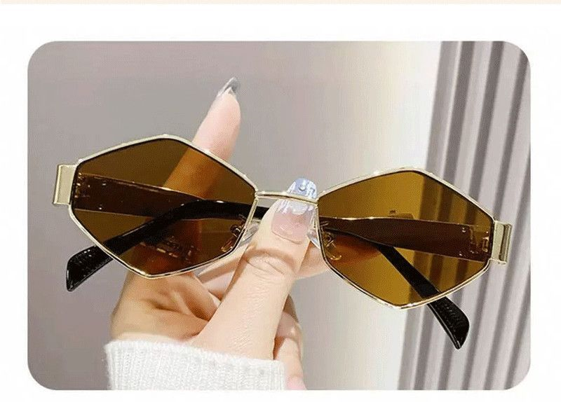 Marco dorado patas de espejo negro.