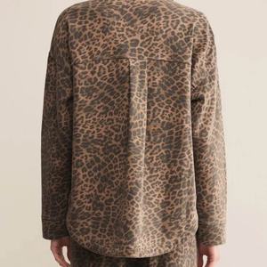 Vestes en jean imprimées numériquement à motif personnalisé de haute qualité pour l'automne, style vintage élégant, délavé à l'acide, coupe ample, pour un look tendance (OOTD), motif léopard - Product Image 3