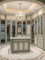Armoire de luxe sur mesure en bois massif de style français vintage avec portes sculptées dorées, dressing intégré pleine hauteur pour chambre à coucher