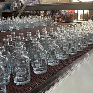 โรงงาน OEM รับผลิตขวดแก้วใสขนาด 700 มล. 750 มล. สไตล์นอร์ดิก สำหรับบรรจุจิน วิสกี้ วอดก้า และเตกีลา พร้อมจุกไม้ก๊อกปิดผนึก - Product Image 4