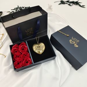 MARONEW Gioielli alla Moda Collana Personalizzata con Cuore e Scritta 'AMORE VITAMIA <span class=keywords><strong>TI</strong></span> <span class=keywords><strong>AMO</strong></span>' con Scatola, Placcata in Oro 18K, Catena in Acciaio Inossidabile per Donne - Product Image 3
