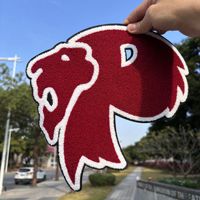 Patch brodé personnalisé en tissu texturé moelleux pour commandes en gros auprès du fabricant, idéal pour les applications d'emblèmes sur le dos des vestes.