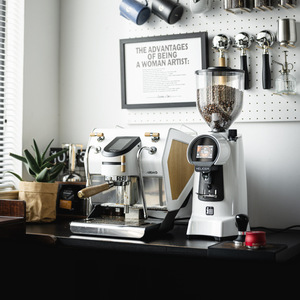 Moulin à café Eureka Helios 65, fabrication italienne, commande électronique, écran LCD, usage commercial - Product Image 3