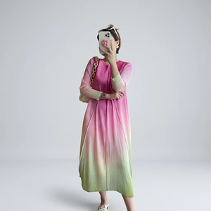 Pronto per la Spedizione: Abito Midi Plissettato Stile Miyake per Donna, Taglia Unica, Alta Elasticità, Sfumatura Ombré Sognante - Product Image 3