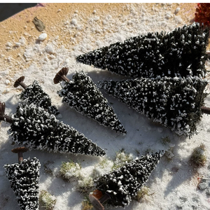 Mini Árboles de Navidad Artificiales Cubiertos de Nieve, Decoraciones Navideñas Hechas a Mano de Plástico - Product Image 1