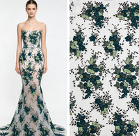 Tissu en dentelle à fleurs 3D élégant avec sequins, tissu en tulle brodé de perles lourdes et de motifs floraux pour robe de haute couture