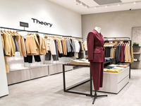 Augmenter l'impact de la marque |   Décoration de boutique de mode et design d'intérieur de magasin de vêtements - Présentoirs pour espace commercial de luxe