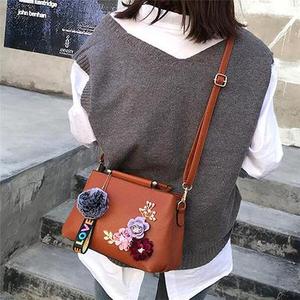 Bolsos de Mano para Mujer, de Diseño de Lujo, en Cuero PU, con Asa para Hombro, Adornos de Flores, Remaches y Colgante de Bola de Peluche - Product Image 5