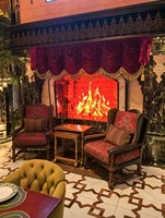 Ensemble fauteuil à dossier haut et ottoman traditionnels avec tissu damassé, cuir vieilli, garniture à clous et pieds en bois foncé tournés à la main