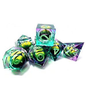 Juego de dados de 7 piezas con núcleo líquido de resina en degradado morado y verde, con borde afilado, ojo de dragón flotante y números verdes para D&D COC RPG - Product Image 6