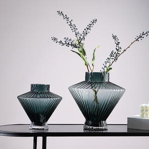 Jarrón Moderno de Vidrio Rayado Estilo Escandinavo Normcore, Decoración de Hogar de Lujo Accesible para Bodas, Sala de Estar, Mesa - Product Image 1
