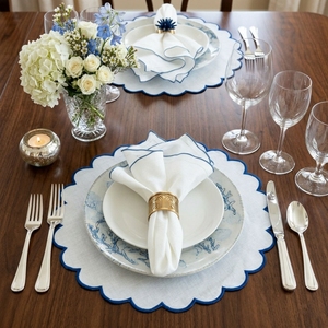 Ensemble de sets de table et serviettes en lin blanc, broderie traditionnelle de luxe, faits main au Vietnam, bordure festonnée bleue, pour mariage et banquet - Product Image 4
