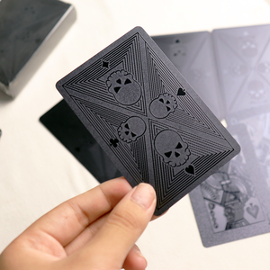 Tùy Chỉnh In Ấn Hội Đồng Quản Trị Trò Chơi Bán Buôn Không Thấm Nước 100% PVC Chơi Thẻ Đen Dập Nổi Nhự<span class=keywords><strong>a</strong></span> Poker Thẻ Boong - Product Image 1
