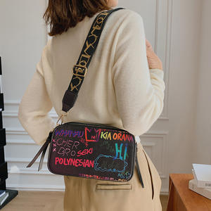 Sac à bandoulière pour femme en cuir PU de style vintage français, fermeture éclair, doublure en polyester, bandoulière unique, imprimé géométrique graffiti, chaîne - Product Image 4