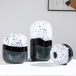 Vase en verre moderne à dégradé de points noirs et blancs, design de bureau à domicile, modèle de pièce, décoration douce, vase de couleur - Product Image 4