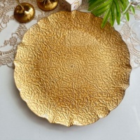 Assiette de présentation décorative en plastique doré de 13 pouces à bord festonné pour la mise en table de mariages, banquets et fêtes