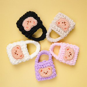 Funda de felpa con diseño de oso para auriculares, funda protectora anticaída para Airpods, estilo hecho a mano, color blanco - Product Image 1