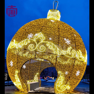 Décoration d'arche de Noël géante en forme de globe, créant un passage 3D immersif pour les espaces publics festifs - Product Image 4