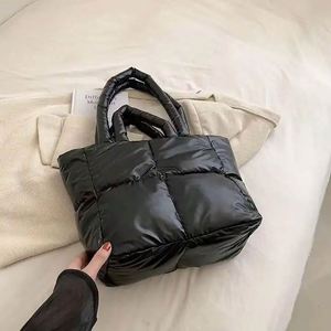 Muestra Gratis: Bolso de Hombro Acolchado de Poliéster para Mujer, Bolso de Mano de Invierno, Bolso Tote Acolchado de Alta Calidad, Bolso Burbuja - Product Image 1