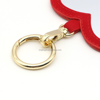 Cadeau promotionnel, porte-clés en forme de cœur rouge, miroir en cuir PU, porte-clés avec logo gravé personnalisé