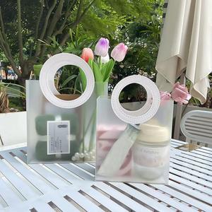 ถุงพลาสติก PP ผิวเกล็ดน้ำแข็งพร้อมที่จับหนังทรงกลมกระเป๋าของขวัญวันเกิดงานแต่งงานเทศกาลคริสต์มาสกระเป๋าใส่เครื่องสำอางด้านล่างแบน - Product Image 2