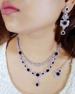 Joyería de diamantes americanos con pendientes Maang Tikka Ropa de fiesta de Boda nupcial India para compromiso hecha de latón - Product Image 3