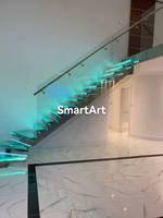 Escalier intérieur moderne en verre trempé avec design d'escalier simple, sûr et durable