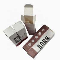 Diffuseur d'arômes pour voiture suspendu en gros Boîte cube de désodorisant de 8ml Bouteille de parfum suspendue pour voiture avec bouchon à vis Boîte en papier