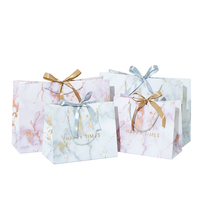 Sacs cadeaux en papier blanc personnalisés de luxe avec logo imprimé, matériaux recyclés, poignées en ruban, style classique pour le shopping