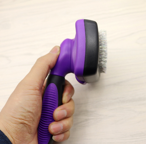 La spazzola autopulente Slicker rimuove delicatamente il sottostrato sciolto, i tappetini e i peli aggrovigliati che il tuo cane o gatto adorerà essere pennello - Product Image 4