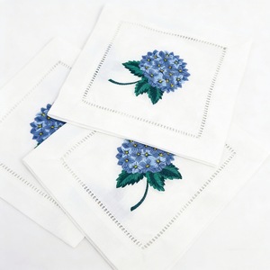 <span class=keywords><strong>Serviette</strong></span> en <span class=keywords><strong>tissu</strong></span> brodée d'hortensias, coins perforés, bords cousus, sous-verre, best-seller transfrontalier - Product Image 1