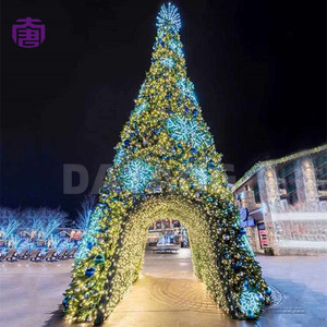 Un arbre de Noël géant illuminé apporte une ambiance festive aux parcs d'attractions, aux places publiques et aux événements saisonniers. - Product Image 4