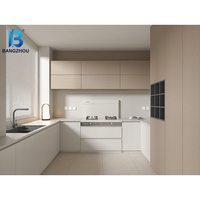 Armoires de cuisine à finition texturée, armoires de cuisine en bois avec détails cannelés ou rainurés pour une touche tactile