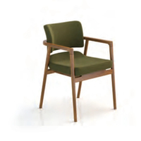 La chaise de visite HKY-005 adaptée aux personnes âgées est un fauteuil moderne avec un tissu technique vert olive et un cadre en bois de frêne massif.