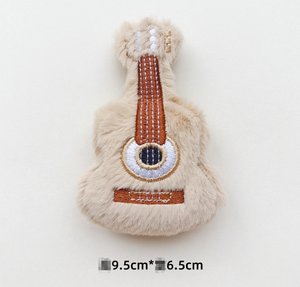 Großhandel Mini Plüsch-Gitarren-Schlüsselanhänger Weicher Musikinstrument-Anhänger Niedliche Mini-Gitarren-Brosche Süßes Mini-Gitarren-Hängeornament - Product Image 4
