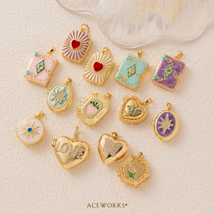 Galería de Relicarios Barrocos |   Colgante de latón chapado en oro de 18 quilates con esmalte pintado a mano y perlas florales, ideal para la creación de joyas. - Product Image 4